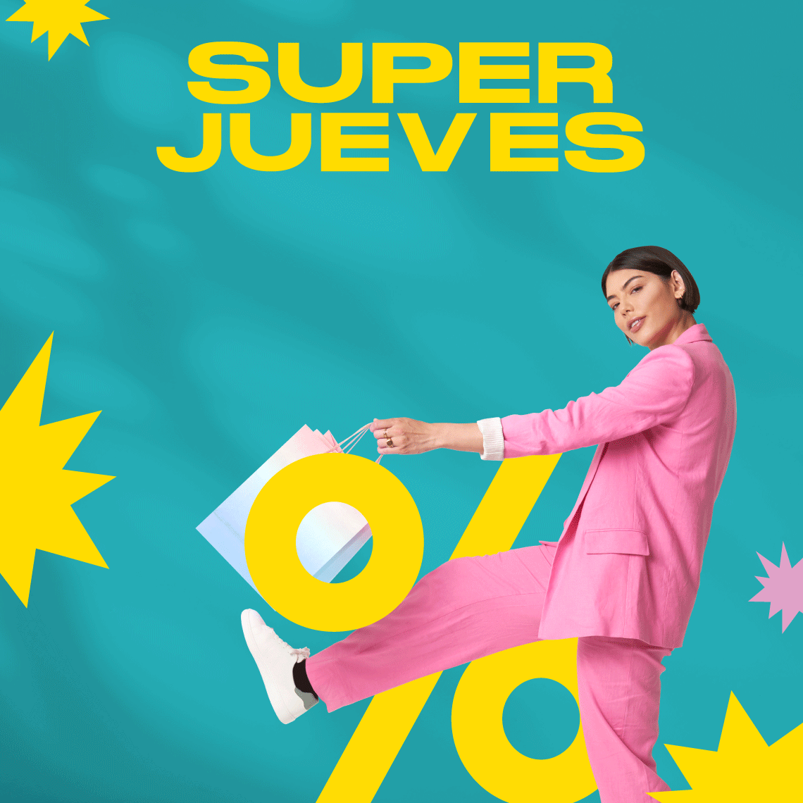 Chica levantando pierna con bolsas