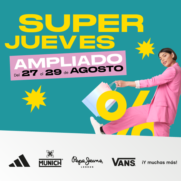 oferta super jueves mujer con bolsas de compra 