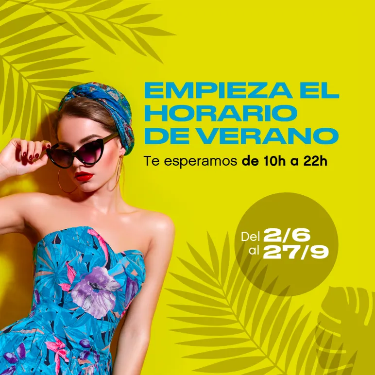 Chica con vestido veraniego y gafas de sol