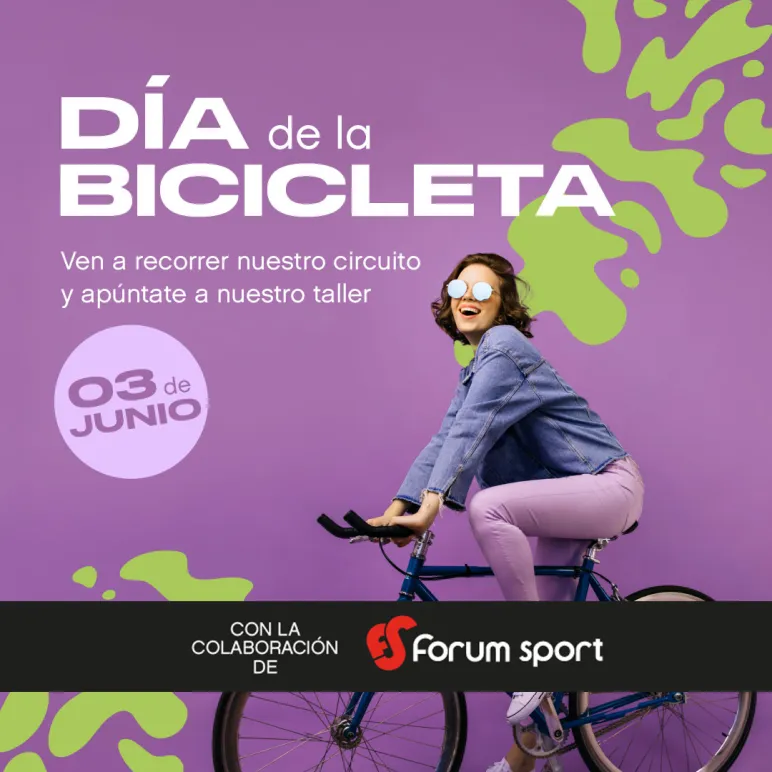 Chica montada en bicicleta sonriendo