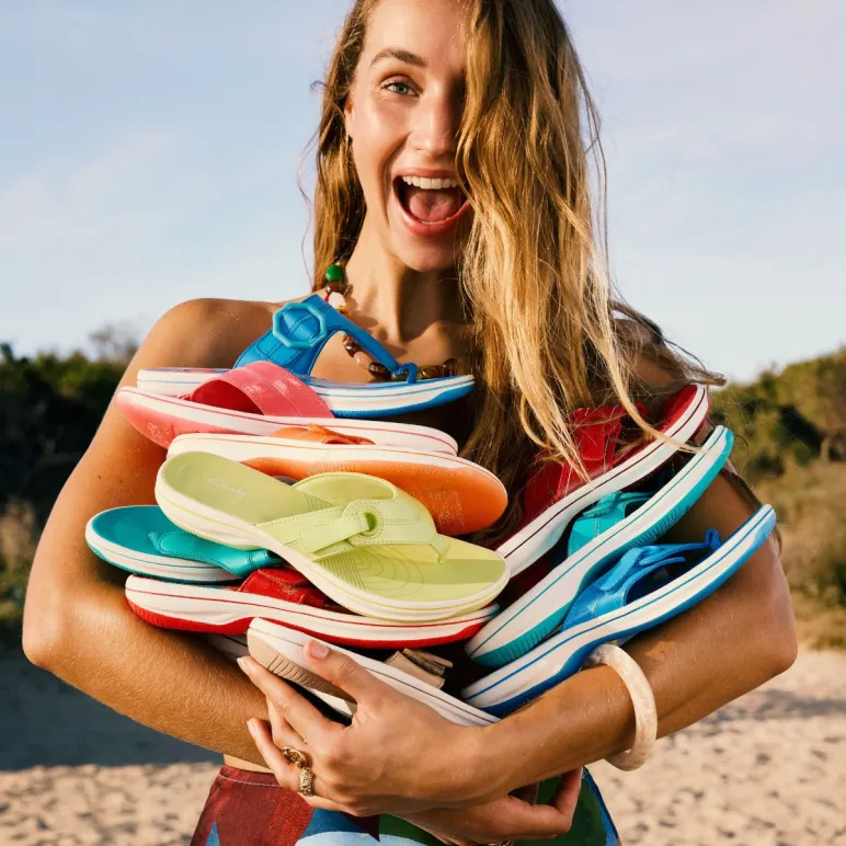 chica con sandalias